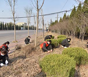 泰鋼青年文明號義務(wù)打掃周邊環(huán)境